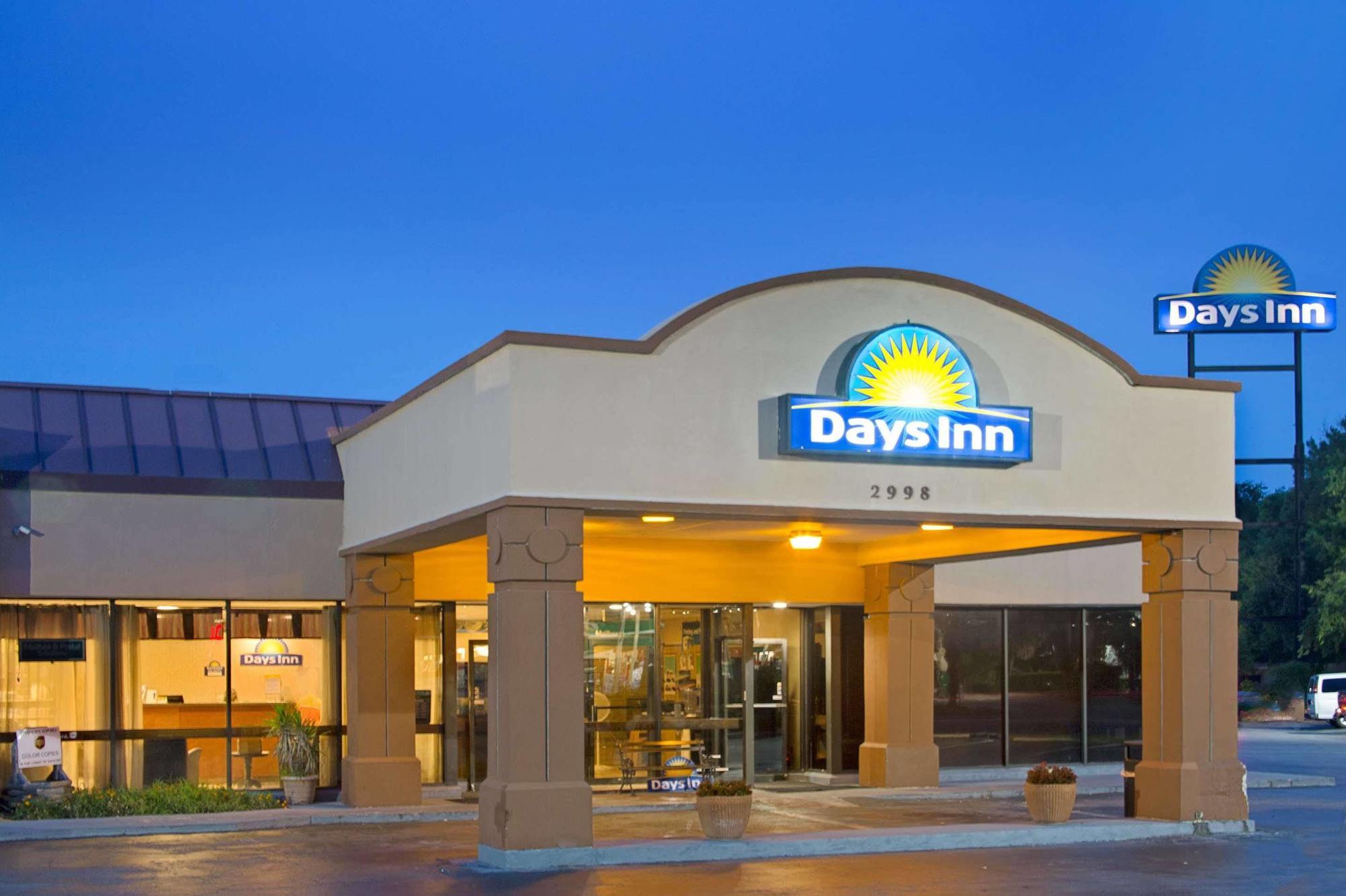 Days Inn & Suites By Wyndham Charleston Airport West North Charleston Exterior photo